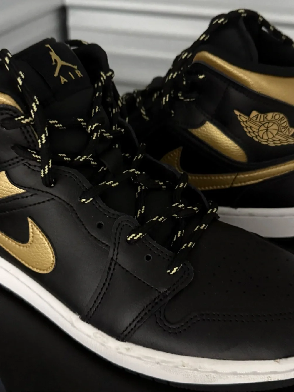 AIR JORDAN 1 MID BLACK/METALLIC GOLD-WHITE